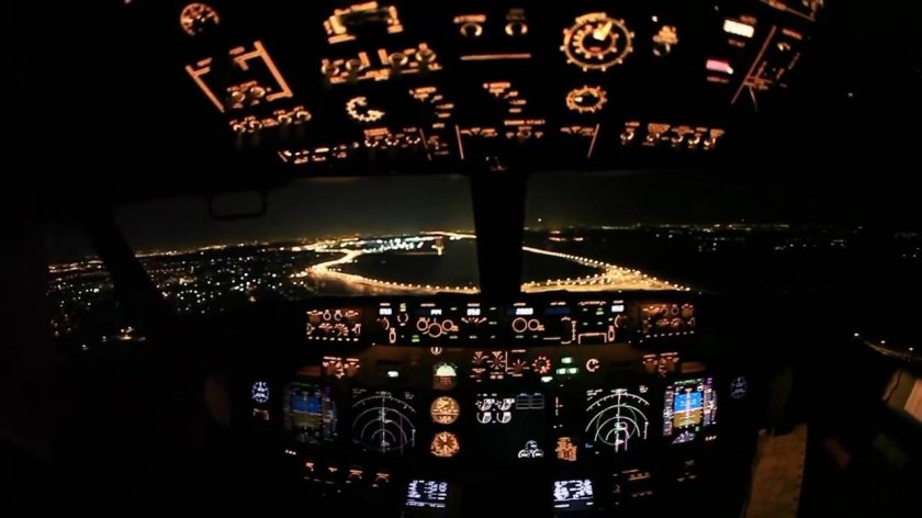 Ночной аэропорт с кабины пилота боинг 737