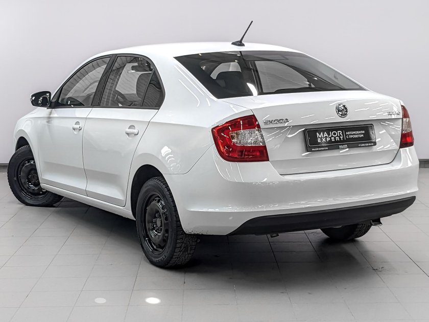 Белая шкода рапид