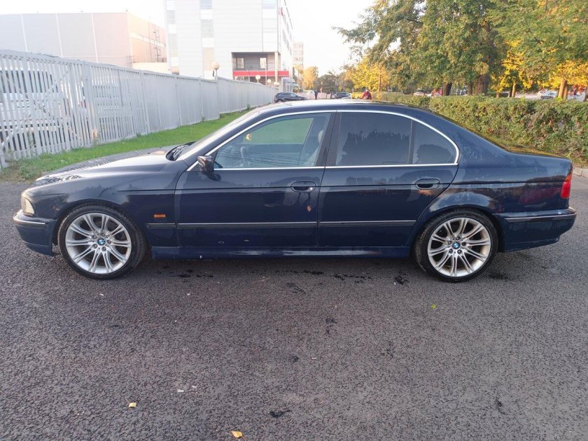 BMW 523 1999 С голубыми фарами