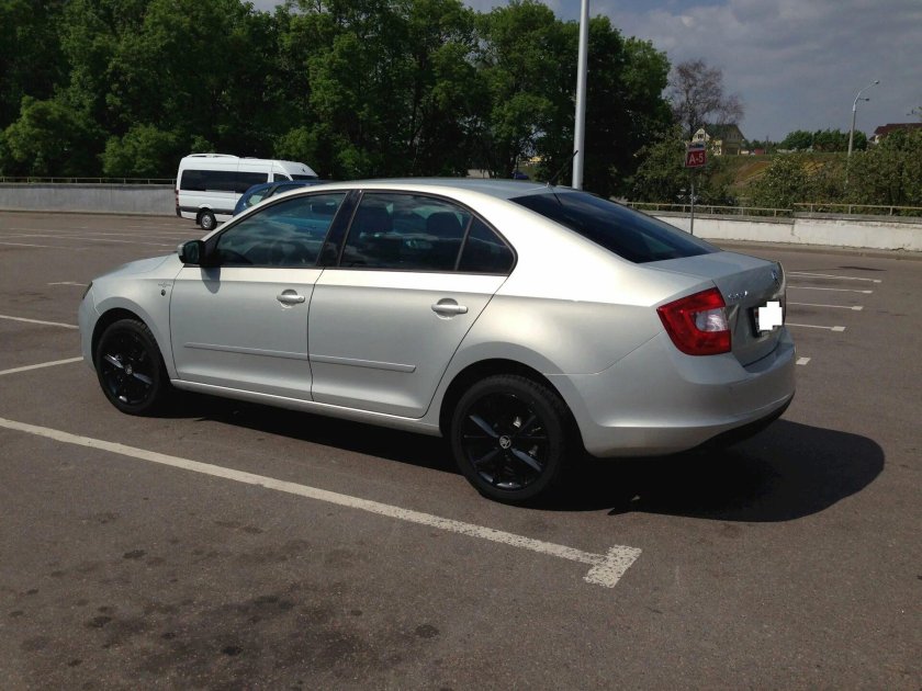 Шкода Рапид серая