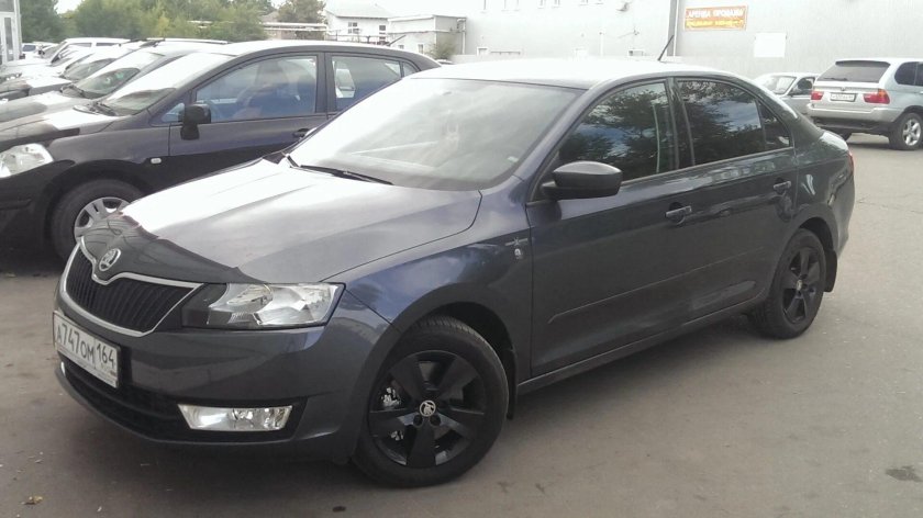 Шкода Рапид серая