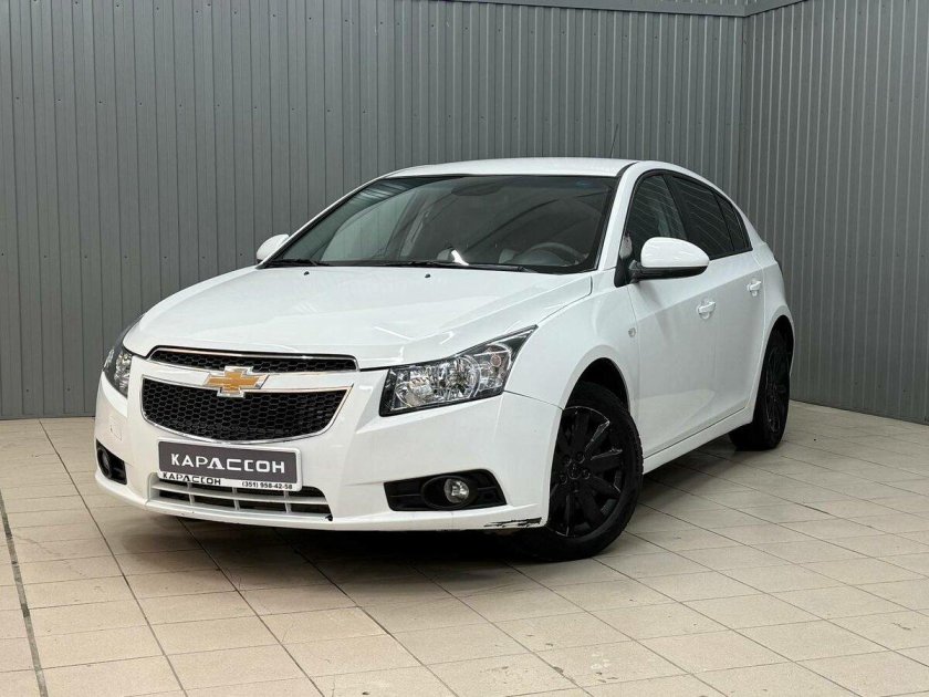 Белый шевроле круз