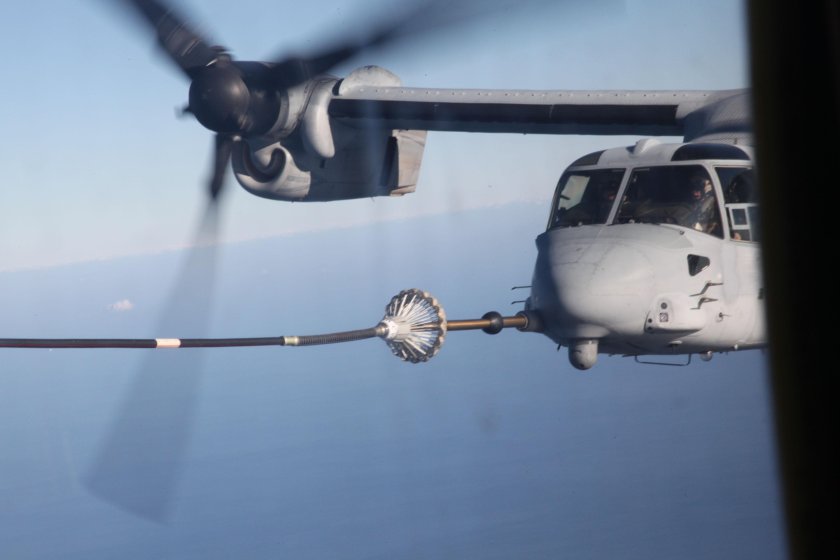 Дозаправщик самолетов в воздухе