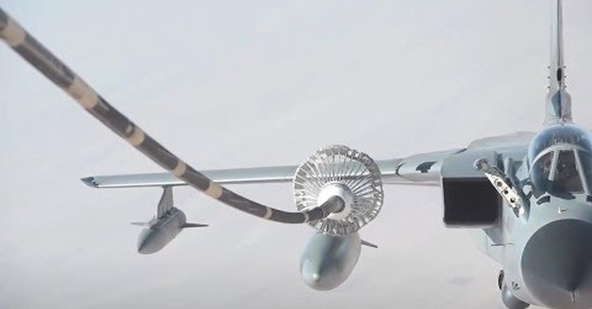 Дозаправщик самолетов в воздухе