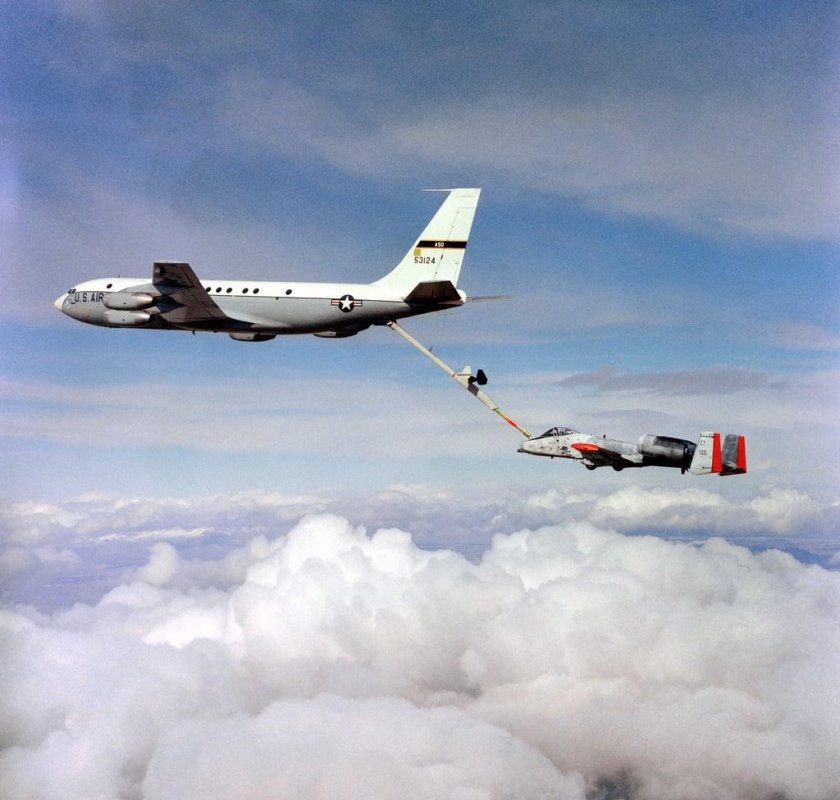 Воздушная дозаправка самолета
