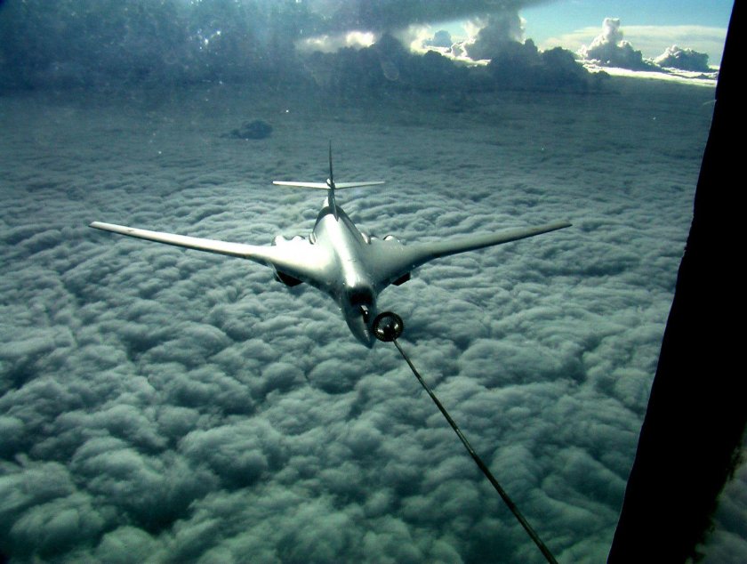 Дозаправка самолета в воздухе