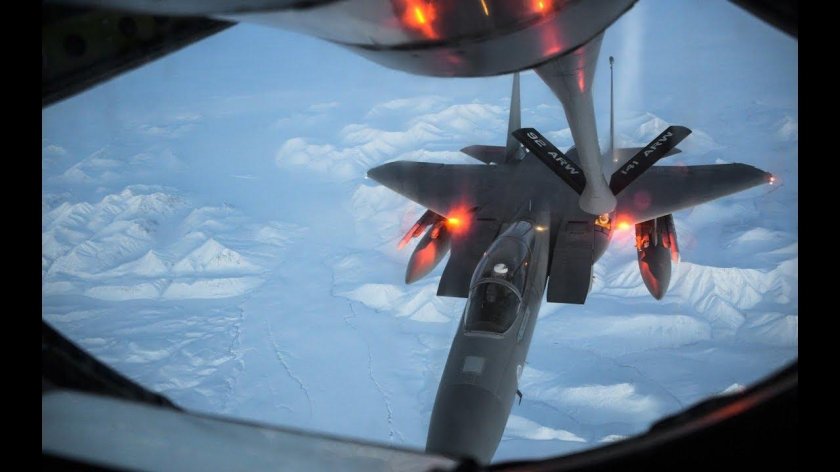 Дозаправка самолета в воздухе