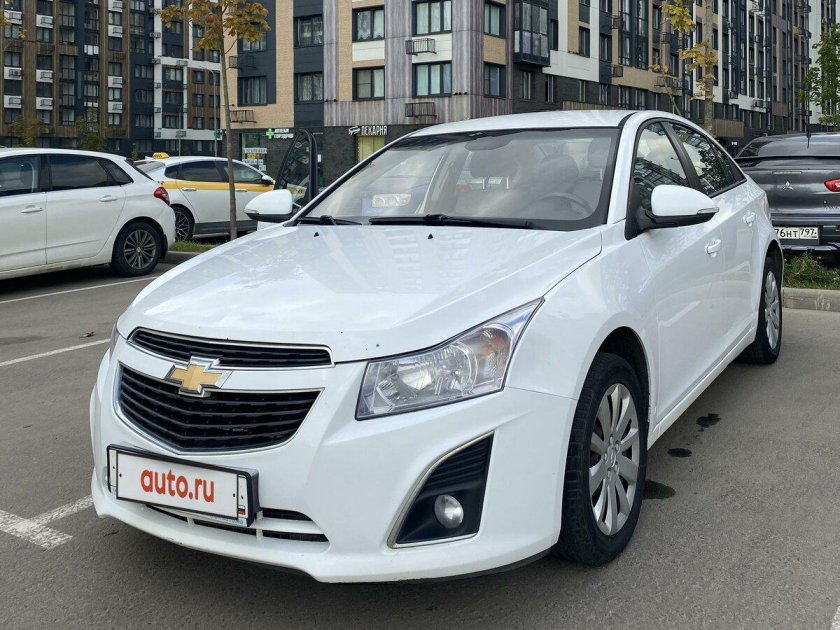 Белый шевроле круз