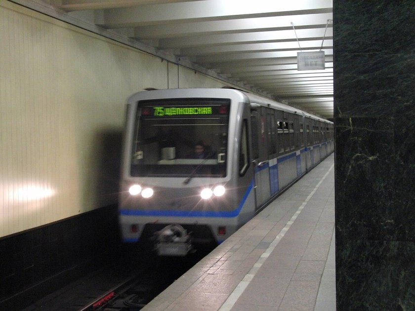 Поезд метро Русич на станции Щелковская