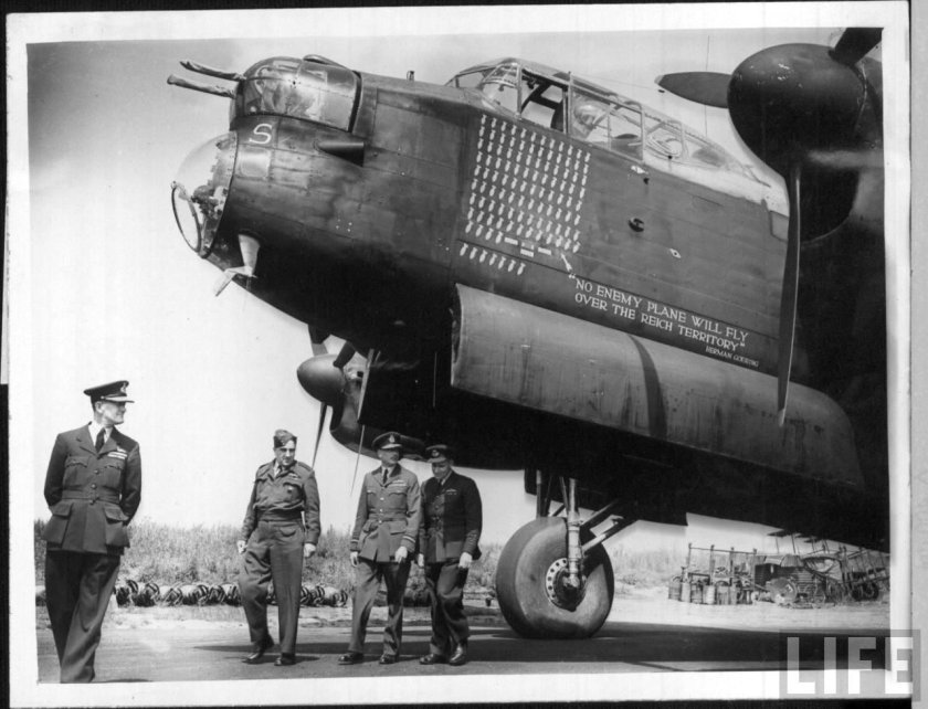 Ланкастер самолёт бомбардировщик