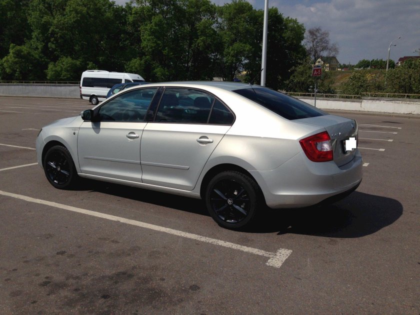 Шкода Рапид серая