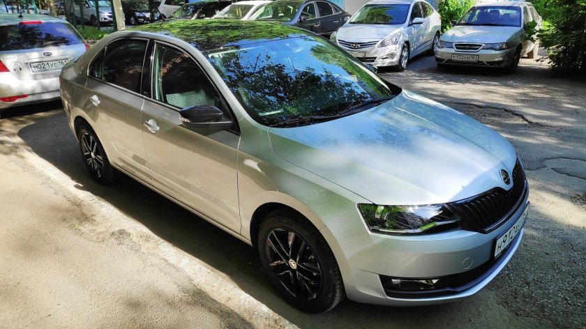 Шкода Рапид серебристый металлик 2021