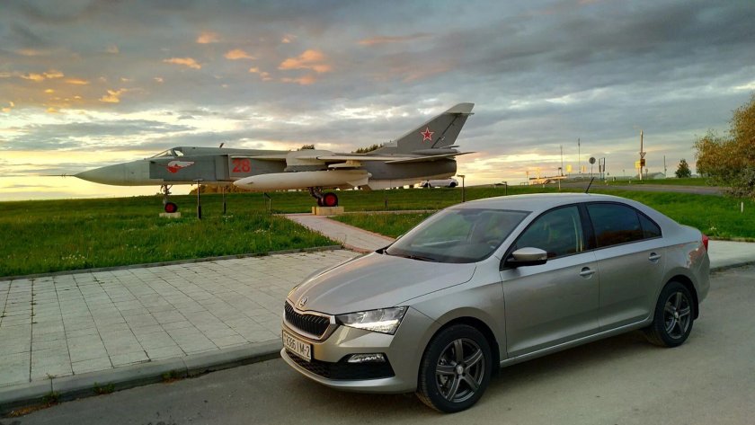 Шкода Рапид серебристый металлик 2021