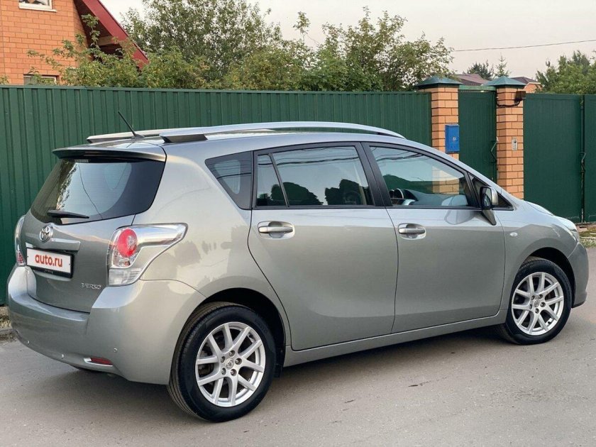 Серая тойота