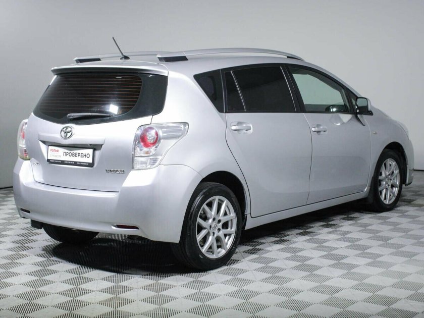 Тойота версо 2010 года