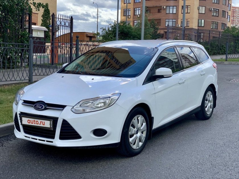 Белый Форд фокус универсал 2013
