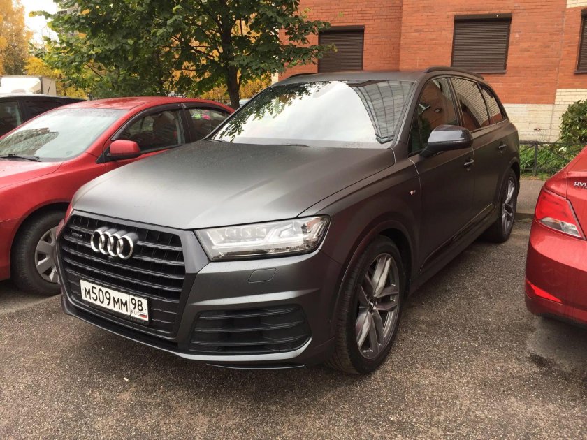 Audi q7 серая