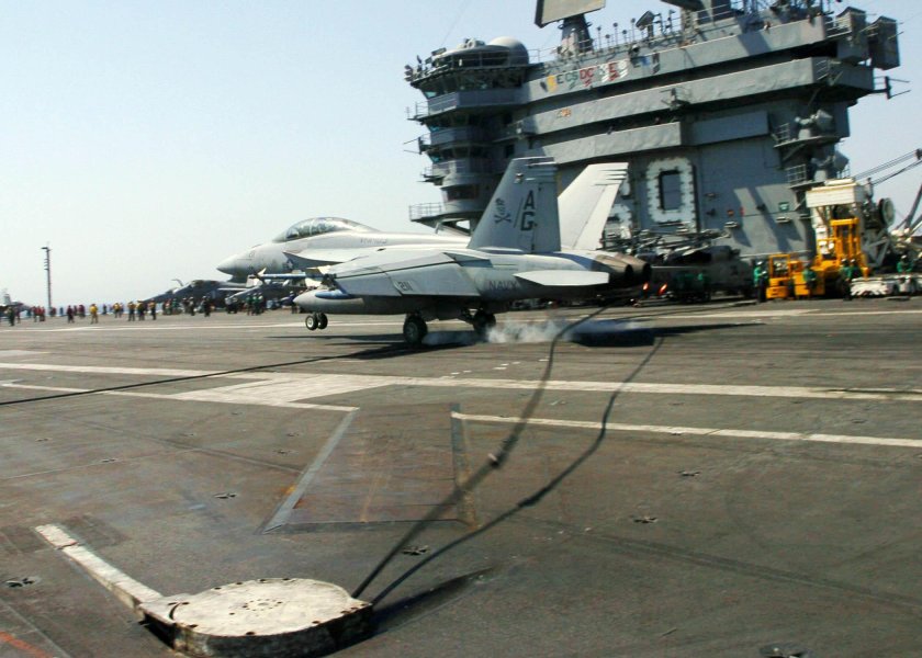Ф-18 Хорнет на авианосце