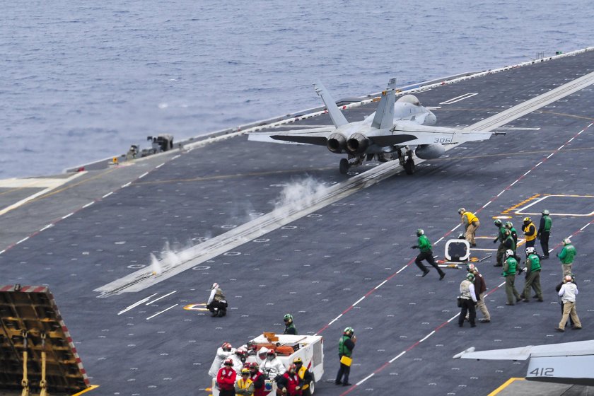 Ф-18 Хорнет на авианосце