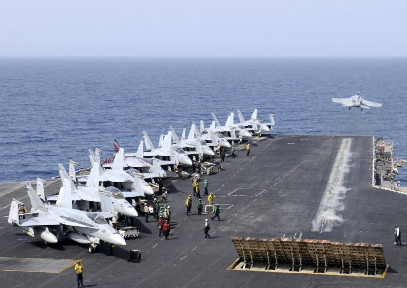 Ф-18 Хорнет на авианосце