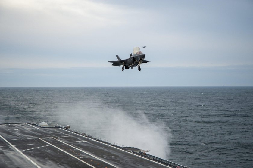 Взлёт самолёта с авианосца