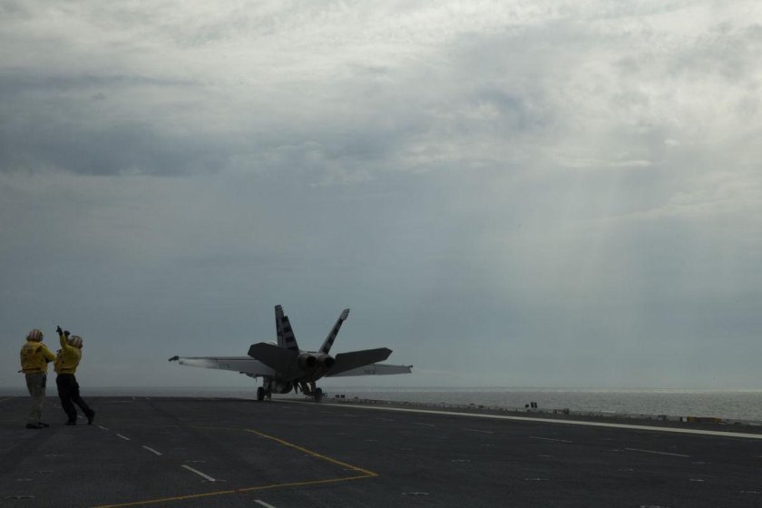 Посадка самолета на авианосец