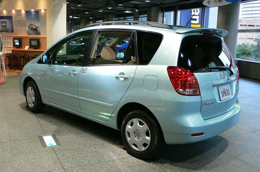 Toyota Corolla Spacio 2