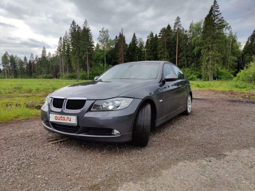 БМВ седан серый