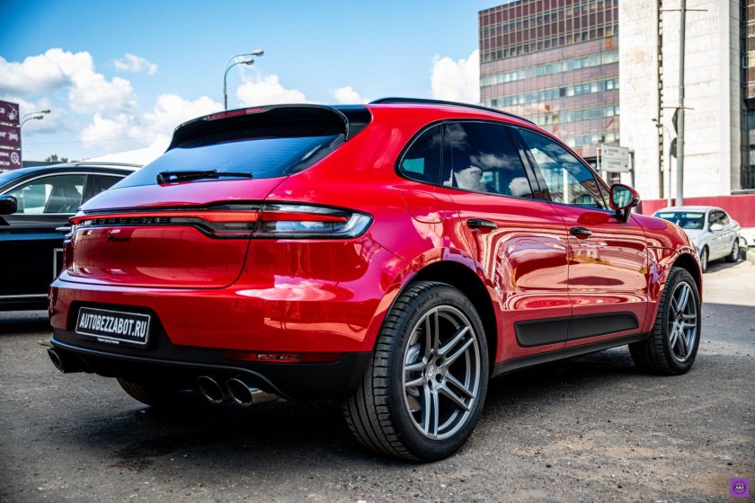Porsche Macan Red
