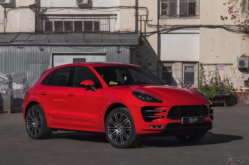 Порше Макан красный
