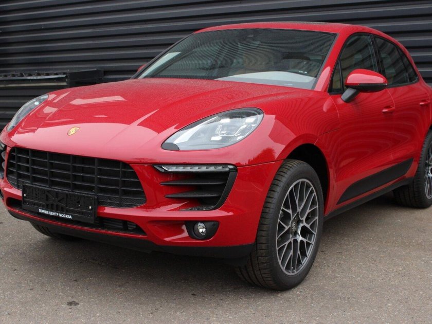 Porsche Macan красный