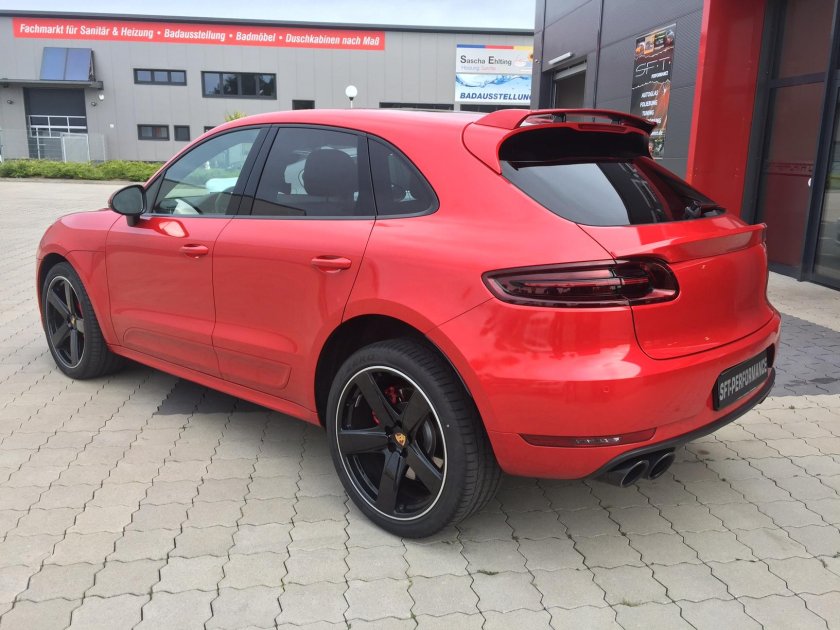Porsche Macan красный