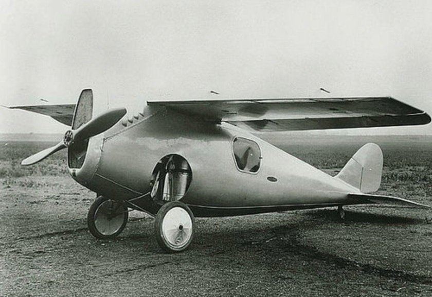 Первый самолет с убирающимся шасси
