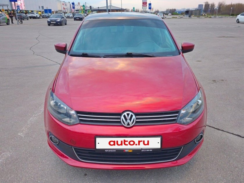 Красный фольксваген поло