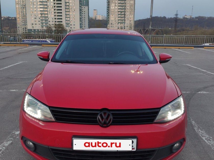 Фольксваген джетта 2011 года красный