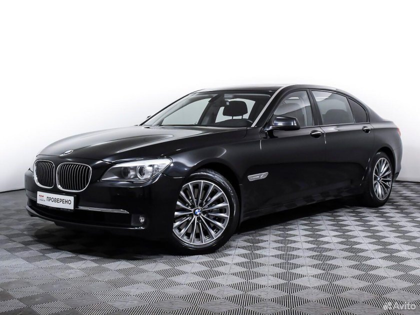 БМВ 750 Старая в Москве ночью