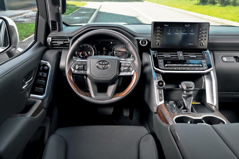Toyota Land Cruiser 300 2021 салон