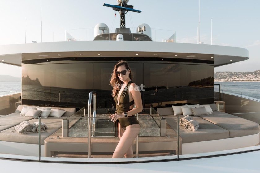 Моторная яхта Лотос 19