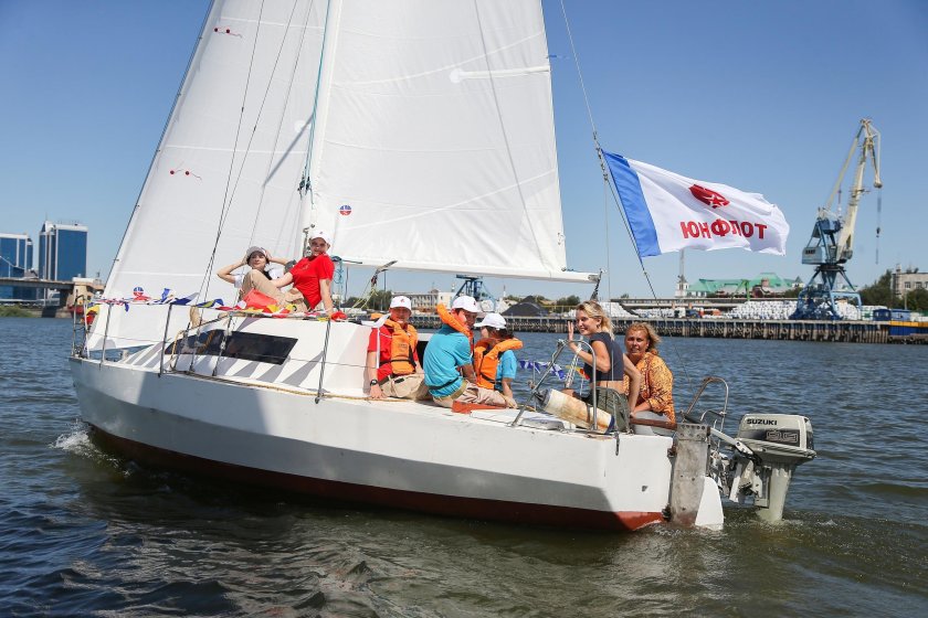 Парусная лодка