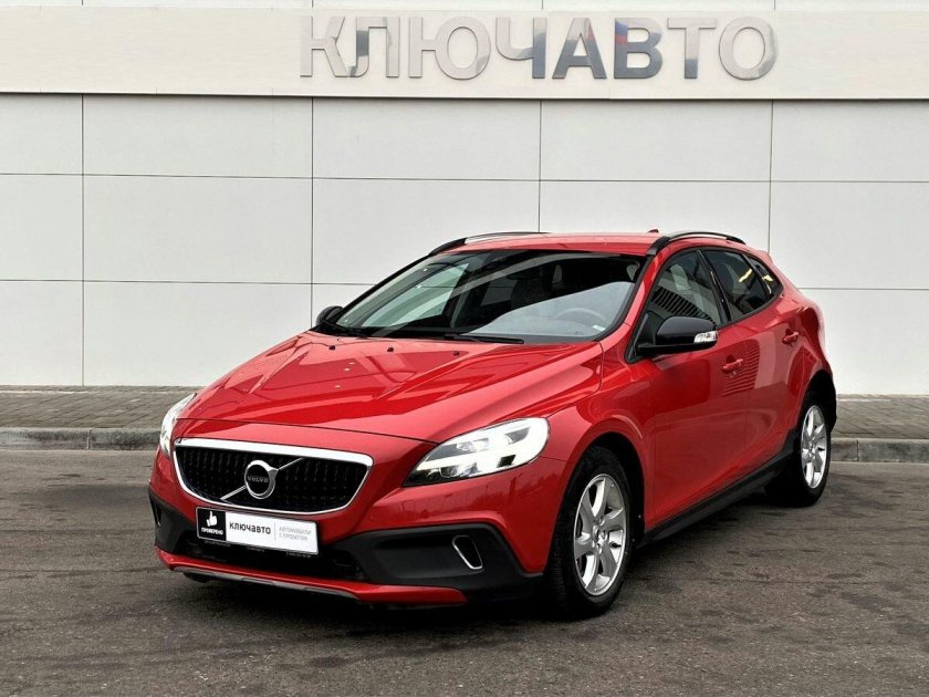Volvo v40 красная