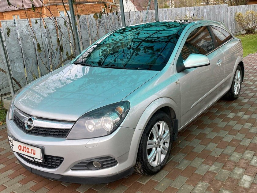 Опель Астра серебристый с черным капотом