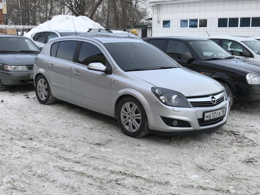 Опель Астра н универсал серебристый