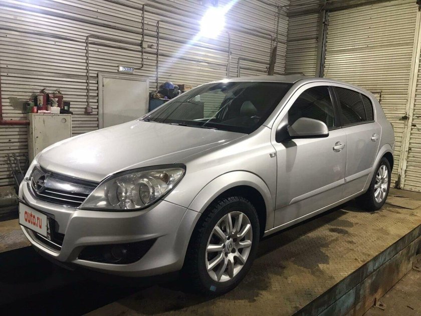 Опель Астра 2011 серебристый