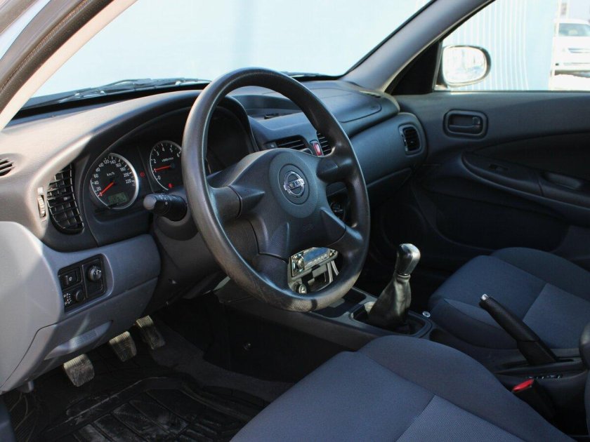 Nissan almera 2005 салон