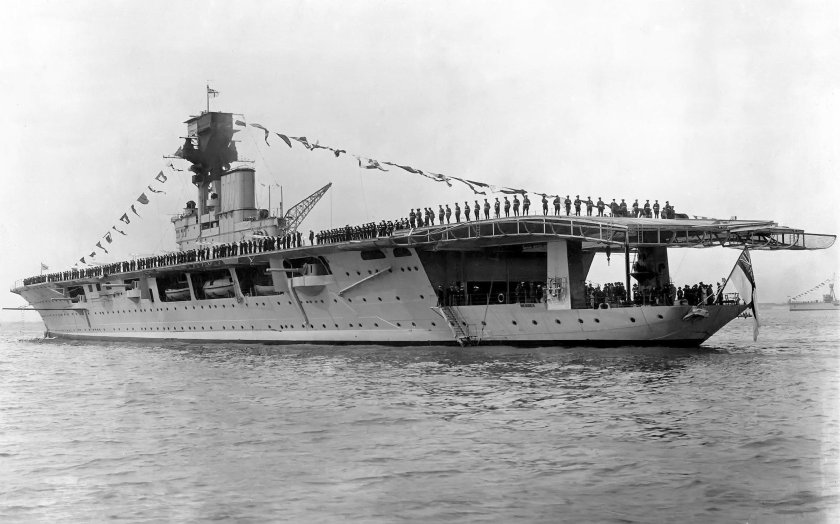 Авианосец HMS Hermes