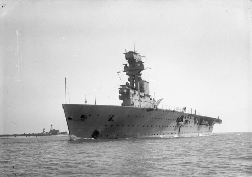 Авианосец HMS Hermes