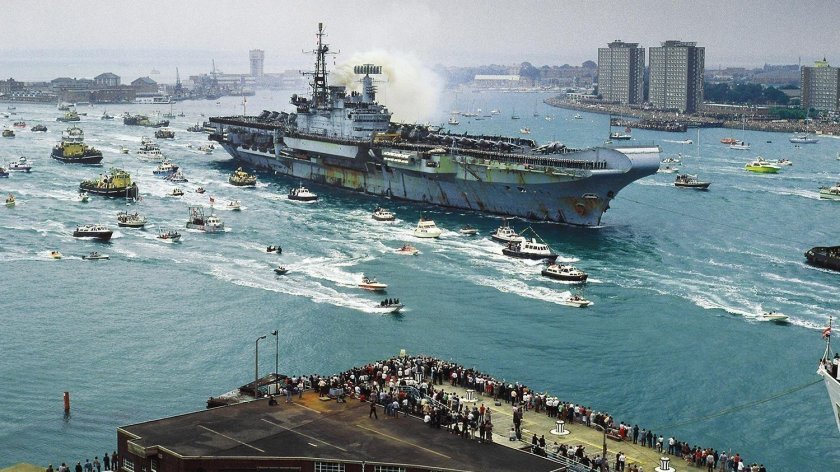 Авианосец HMS Hermes