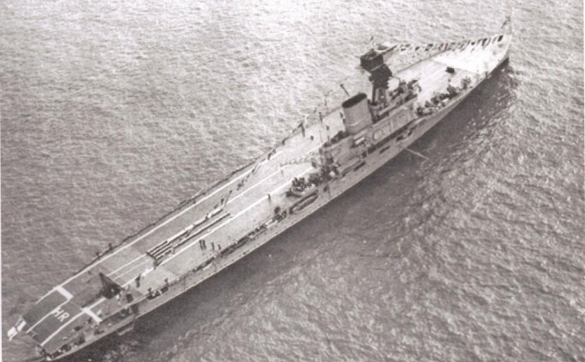 Авианосец HMS Hermes