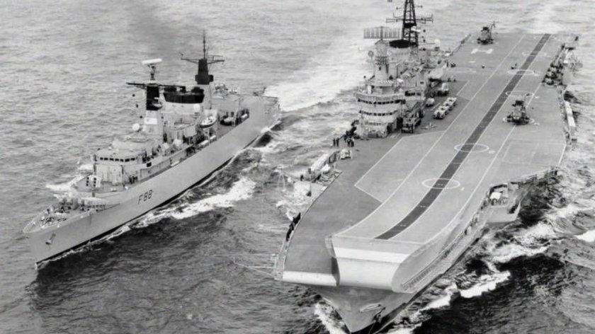 Авианосец HMS Hermes