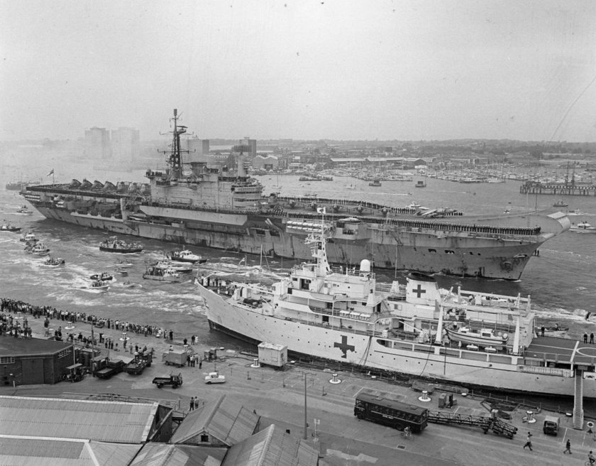 Авианосец HMS Hermes